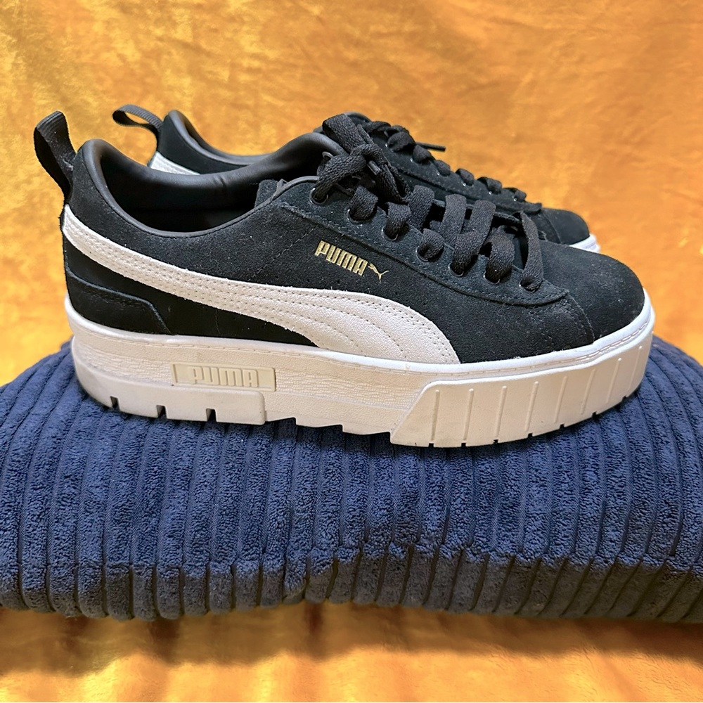 Low top Puma sneakers with a attractive platform to elevate your look.